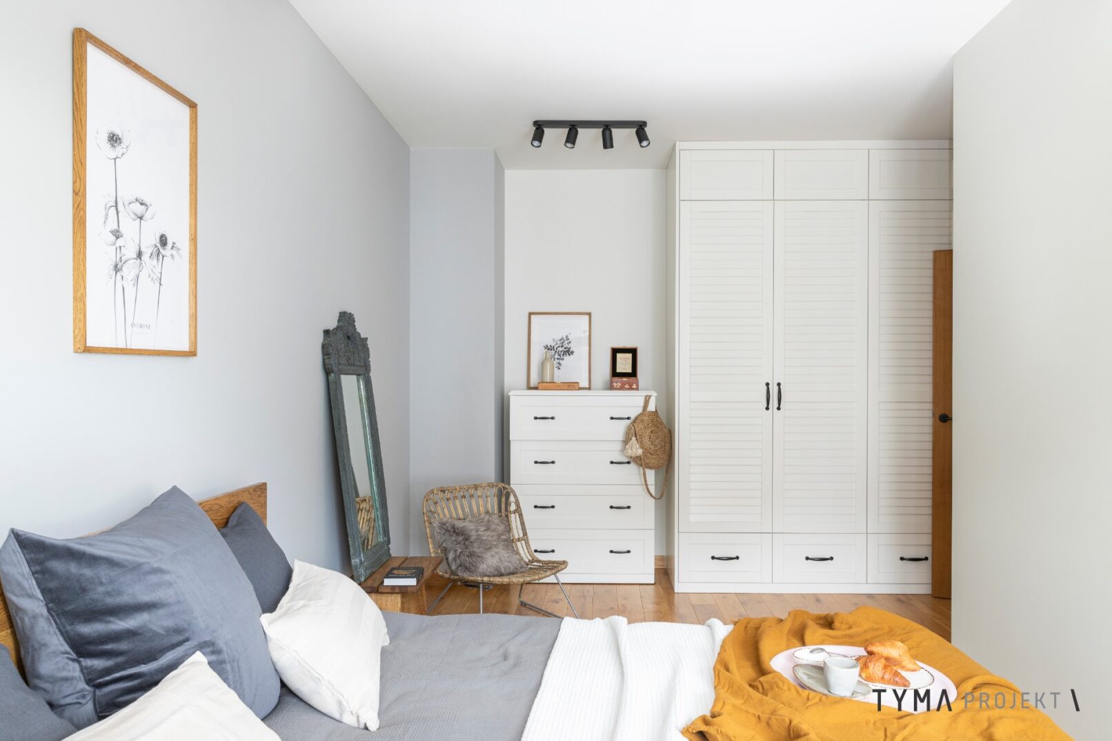 Sypialnia z imponującą garderobą.