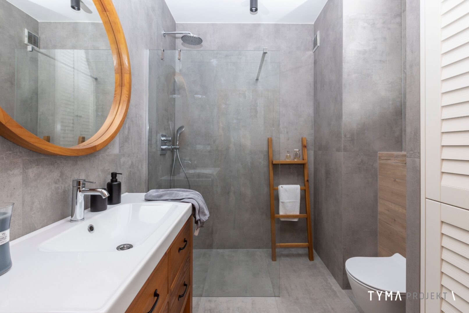 Łazienka w odcieniach drewna i kamienia.
