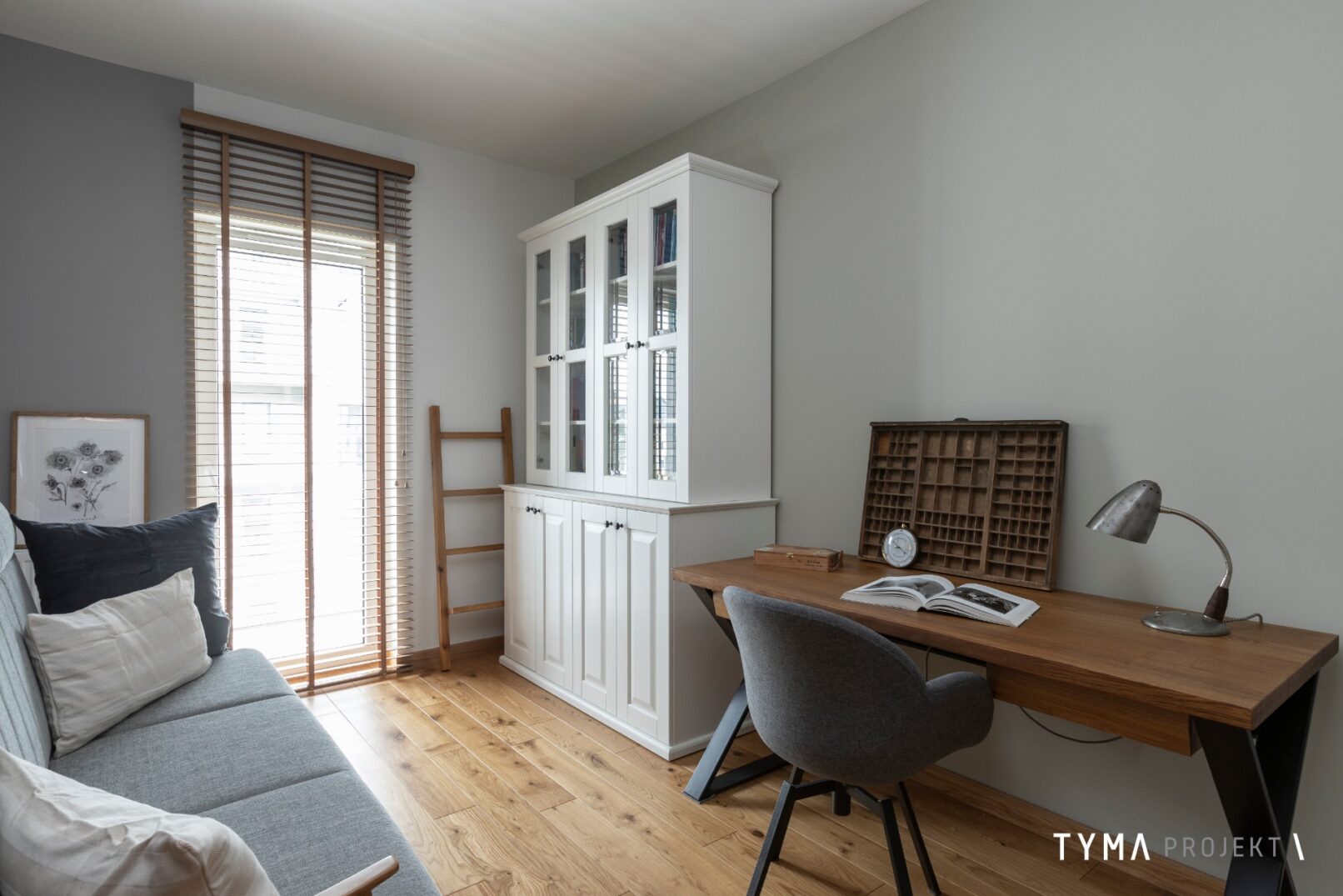 Gabinet z jesionowa biblioteką.