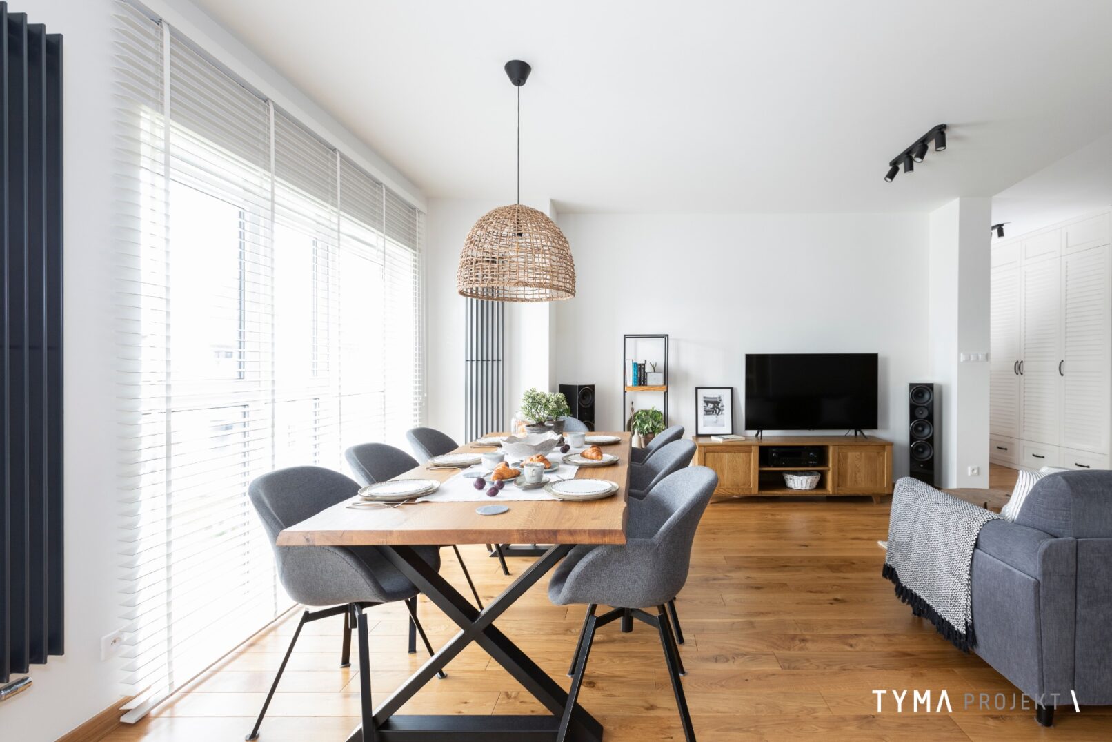 Jadalnia zapraszająca do stołu.