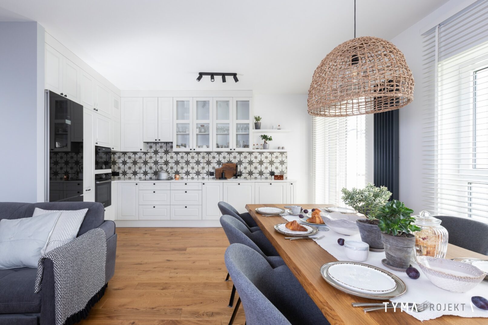Biała kuchnia i jadalnia.