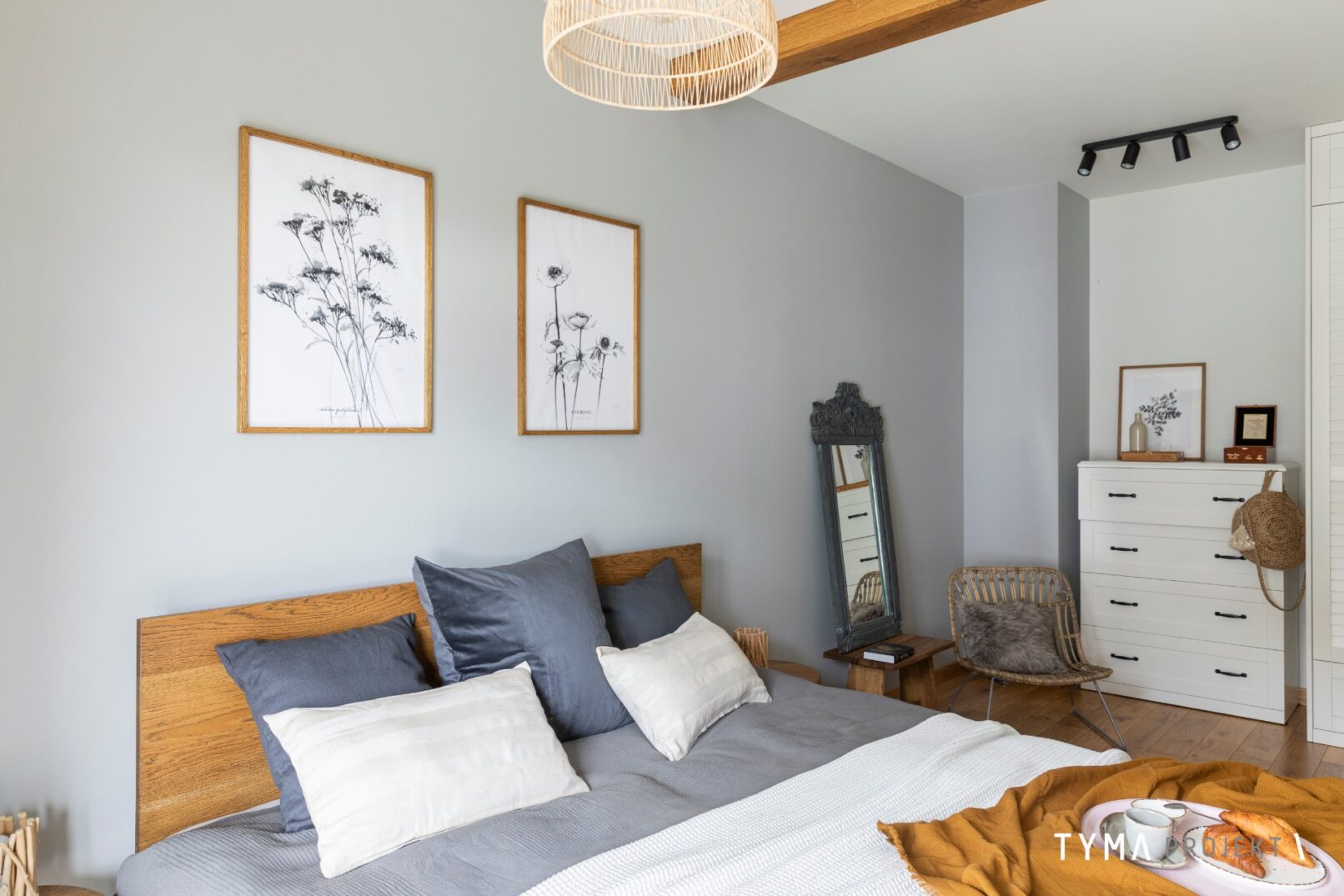 Sypialnia w kolorach ziemi.