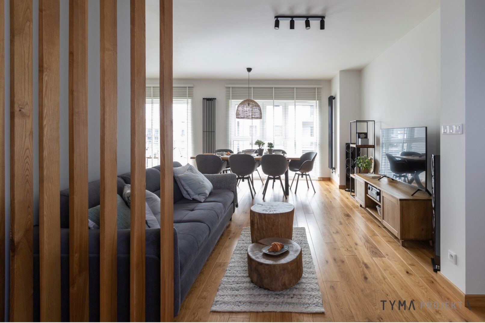 Salon z dębowym przepierzeniem.