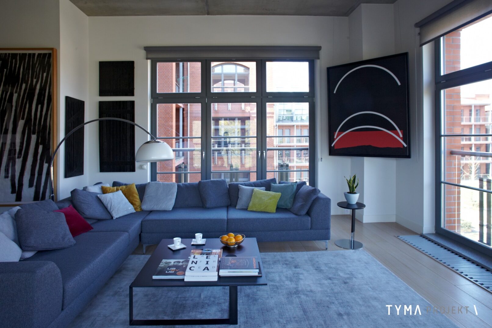 Świetlisty wykusz z wygodną sofą.