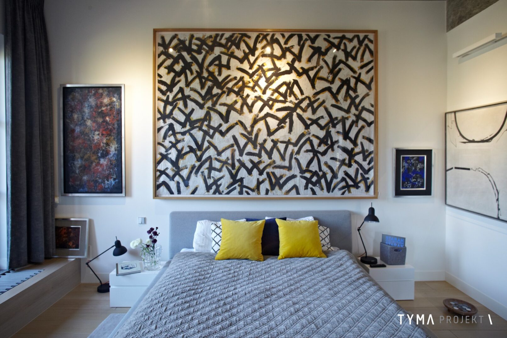 Przestronna sypialnia pełna sztuki.