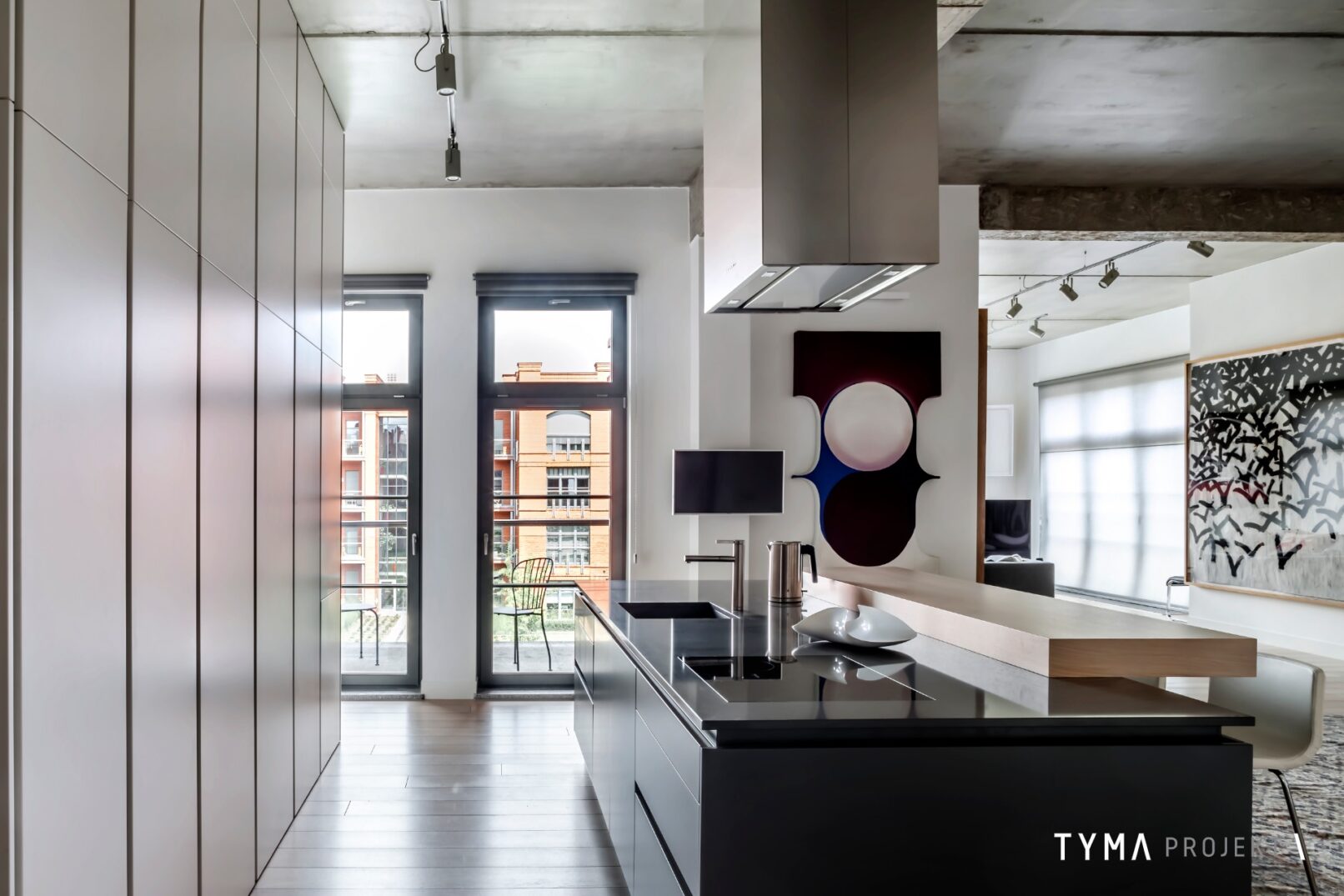 Minimalistyczna kuchnia z nadstawką i hokerami.