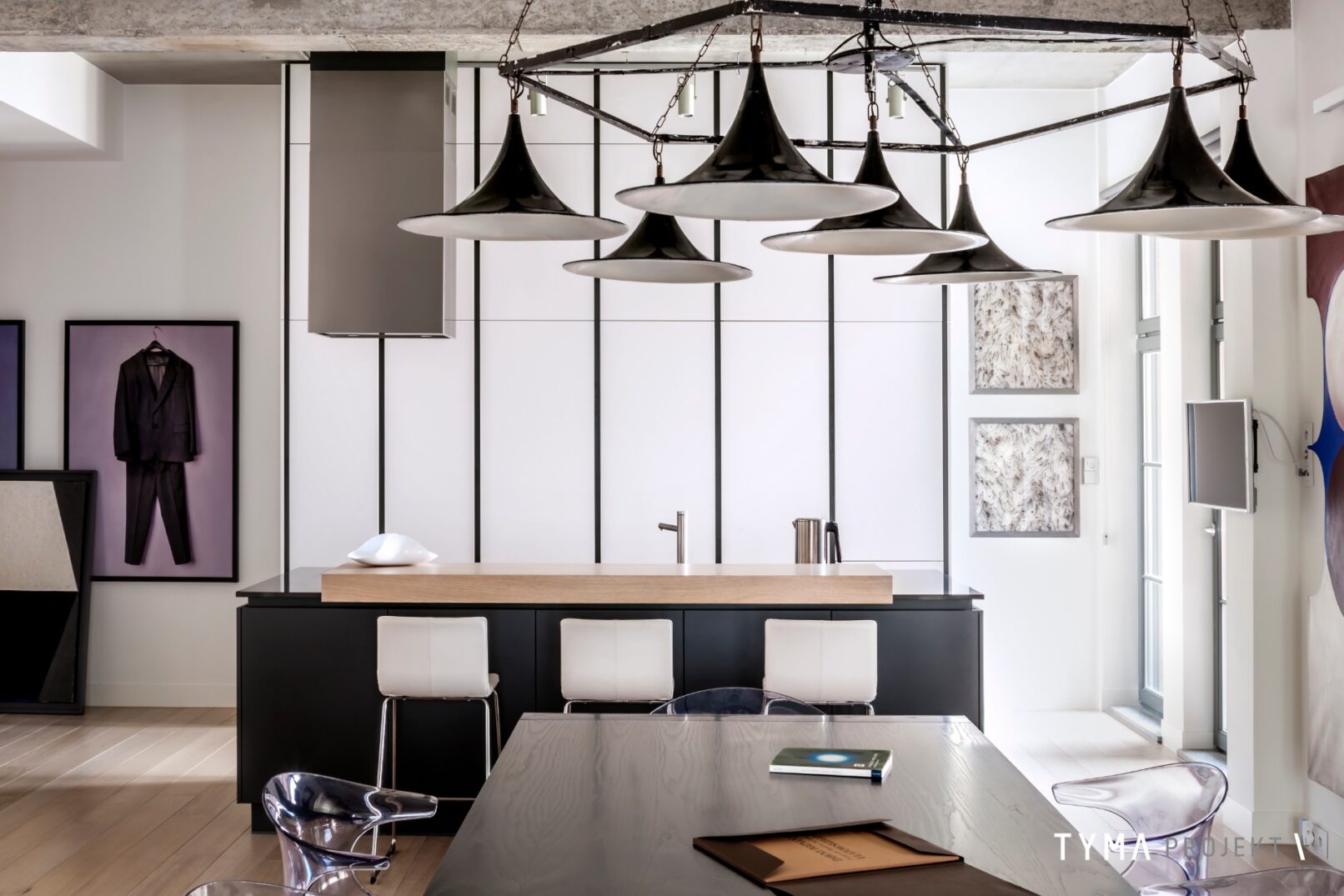 Minimalistyczna kuchnia z nadstawką i hokerami.