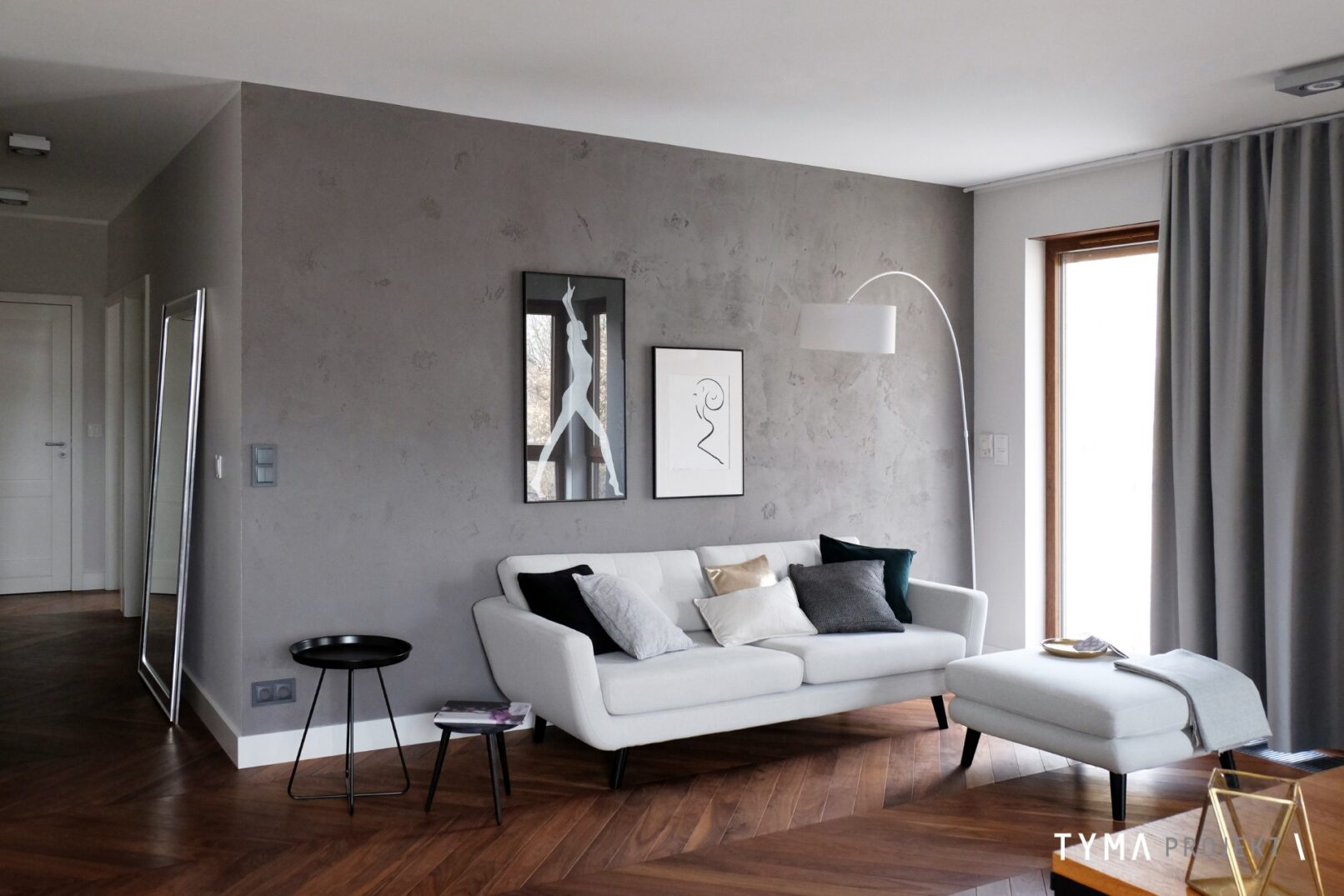 Wnętrze z efektownym orzechowym parkietem.