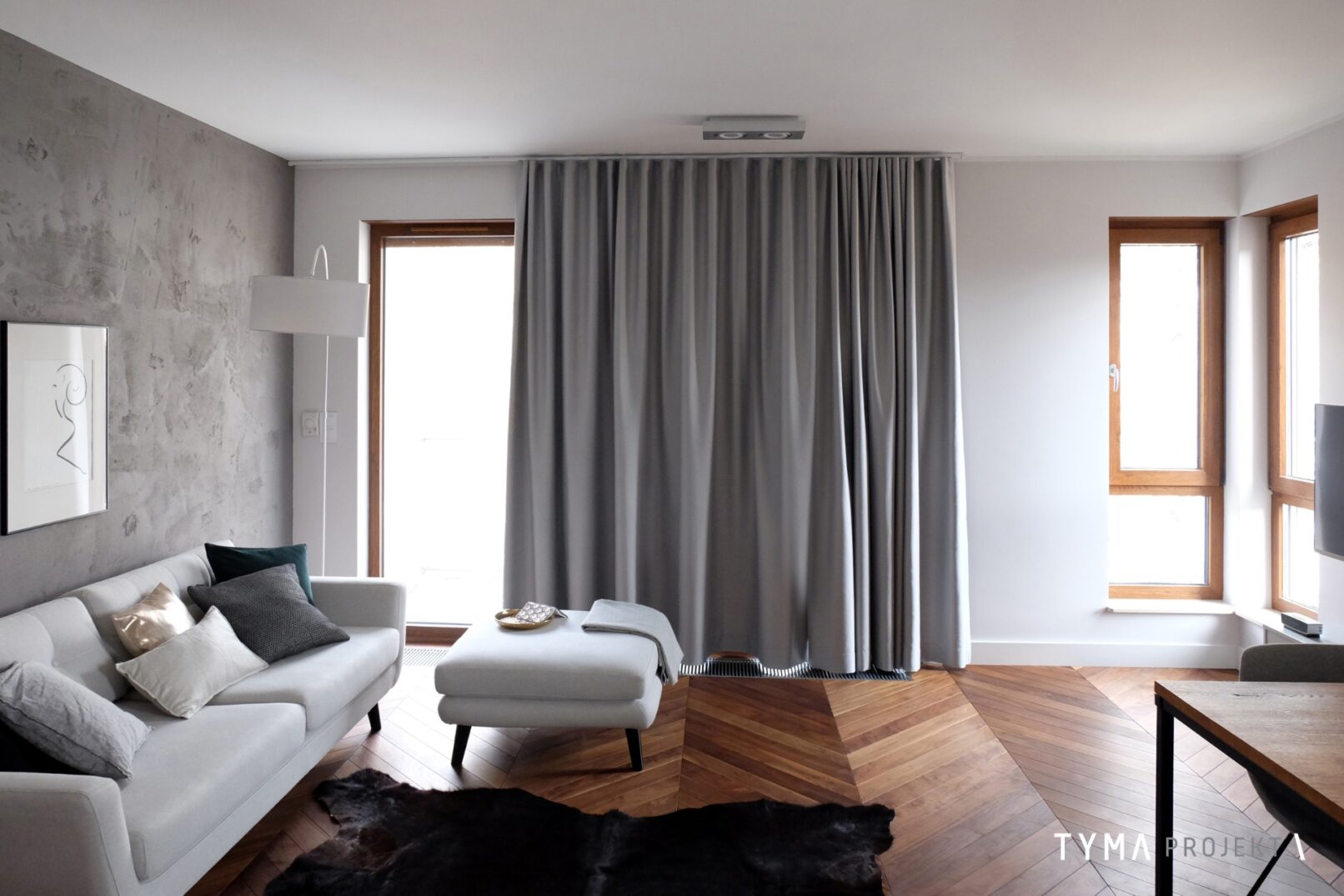 Salon z efektownymi zasłonami.