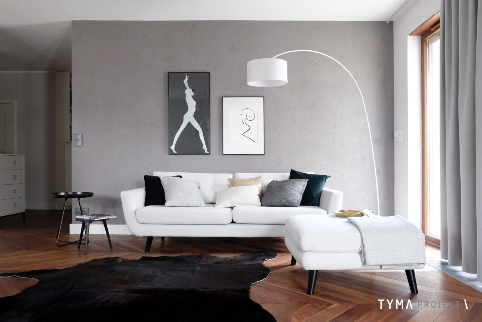 Salon z wygodną sofą.