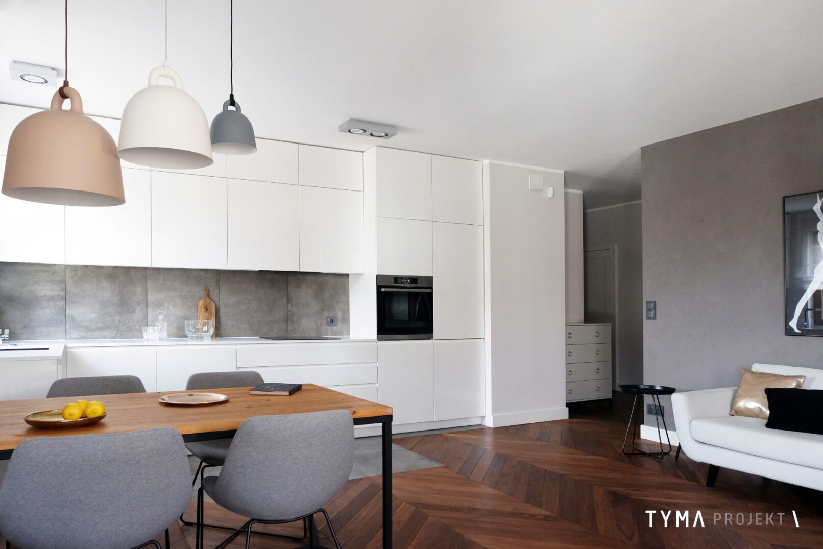 Salon z widokiem na kuchnię.