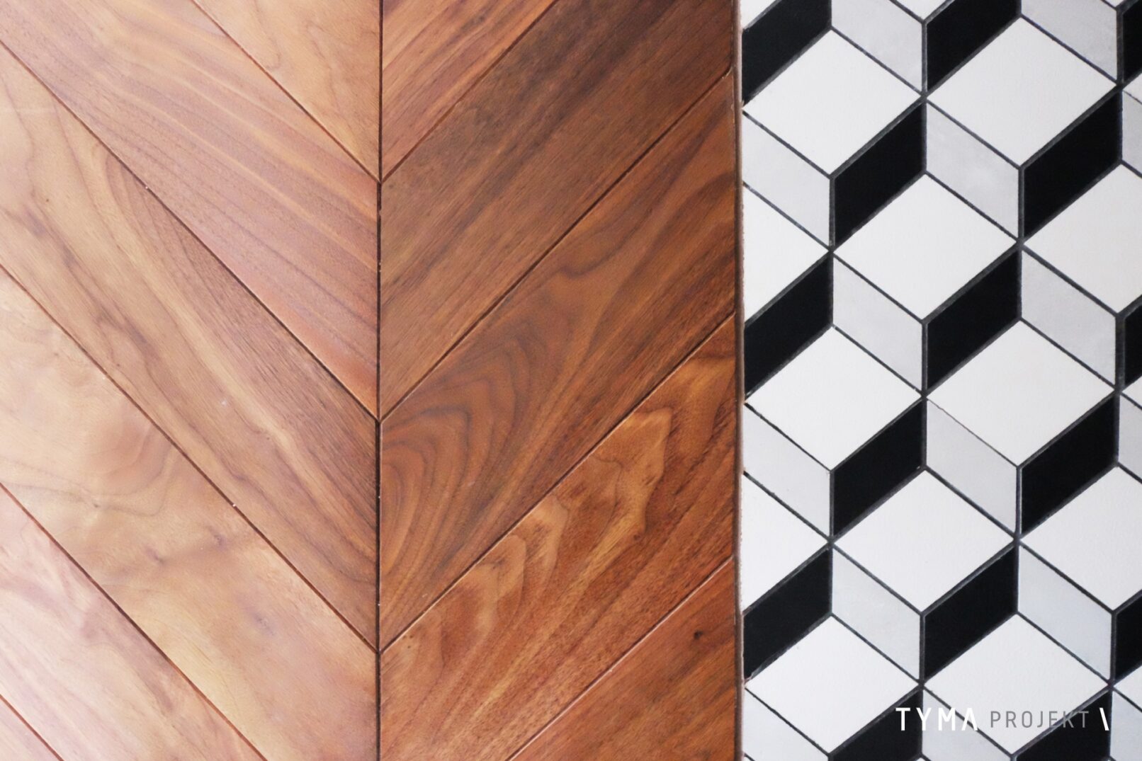 Połączenie orzechowego parkietu i płytek.