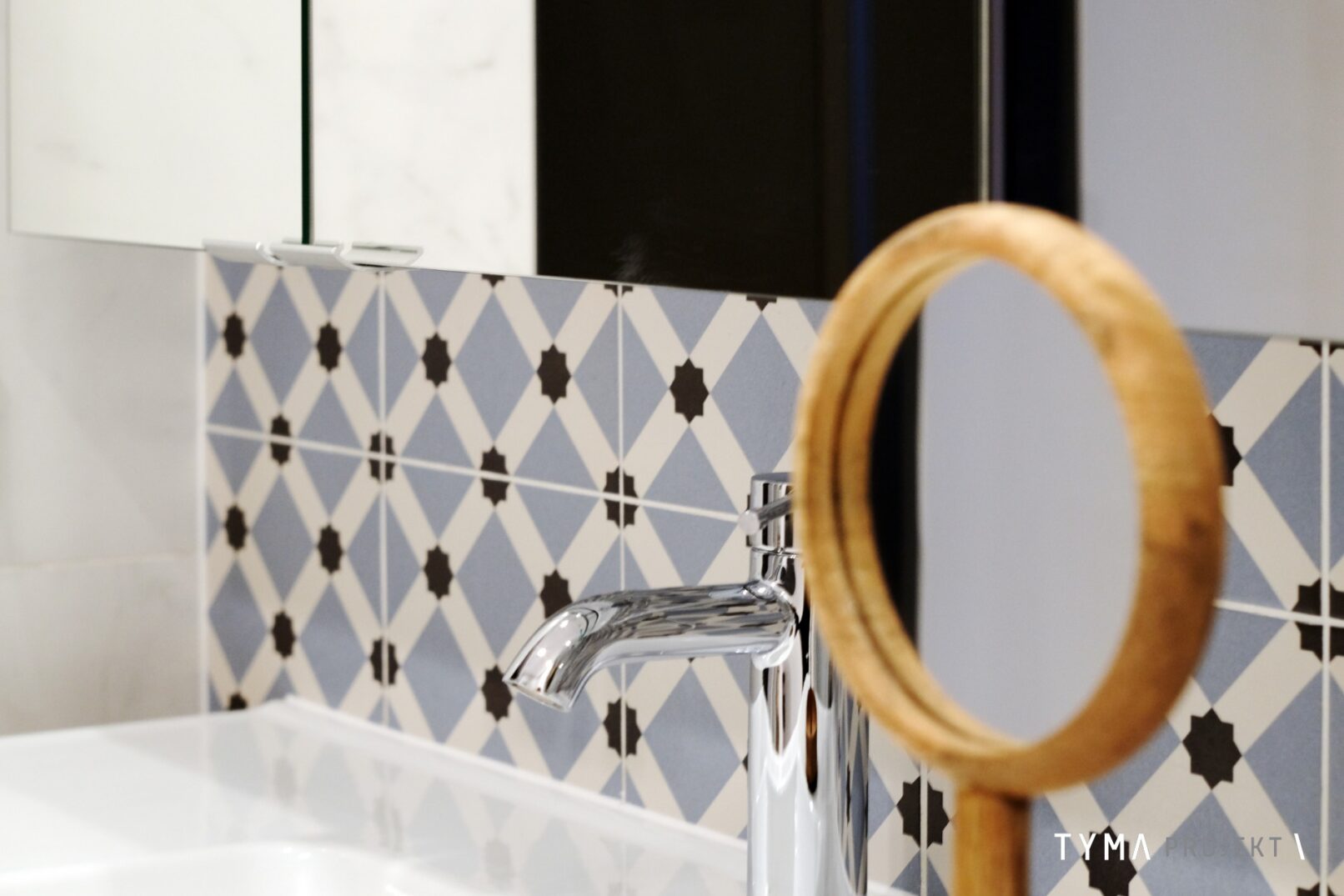 Wzorzysty motyw płytek w łazience.