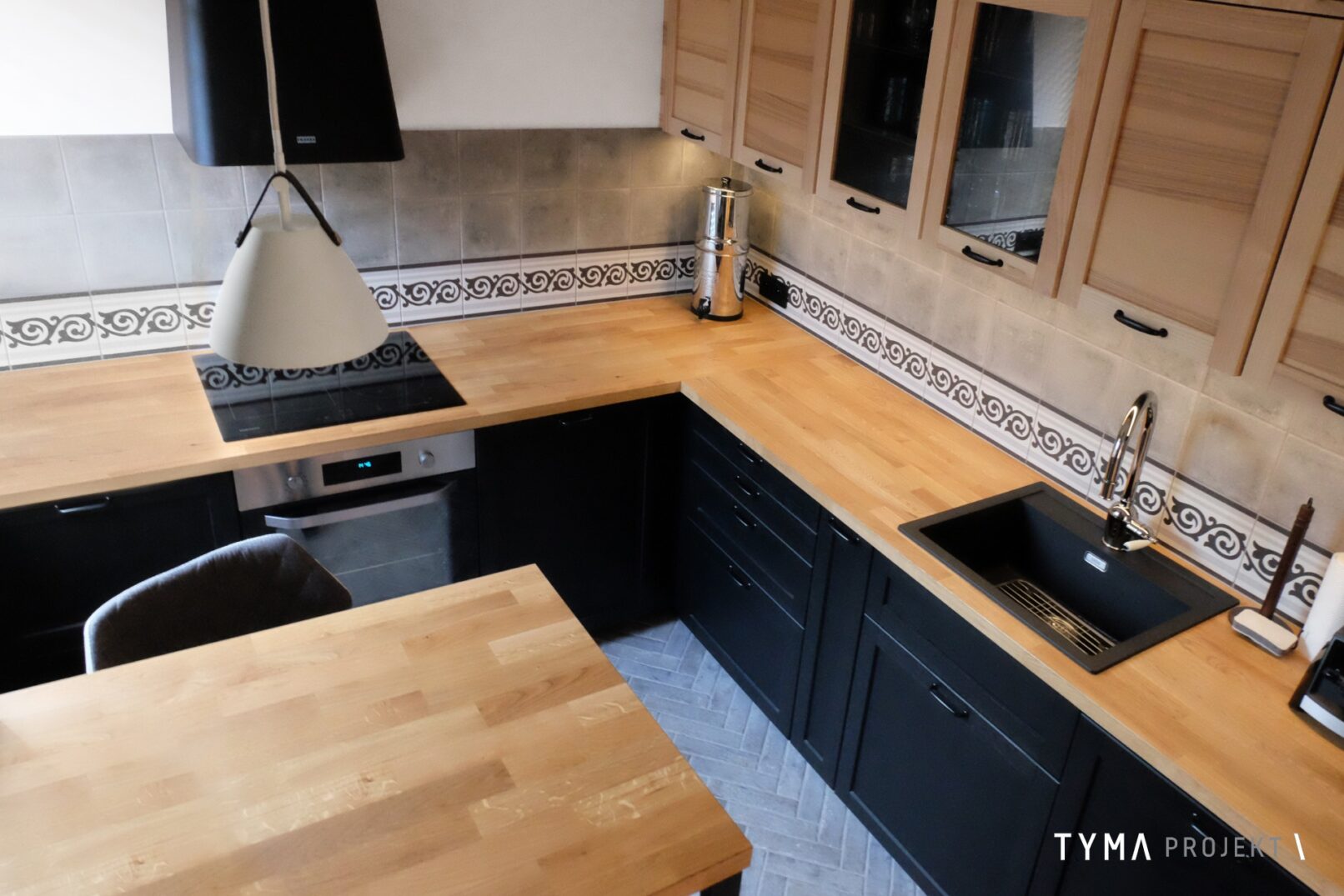 Kuchnia z drewnianymi frontami.