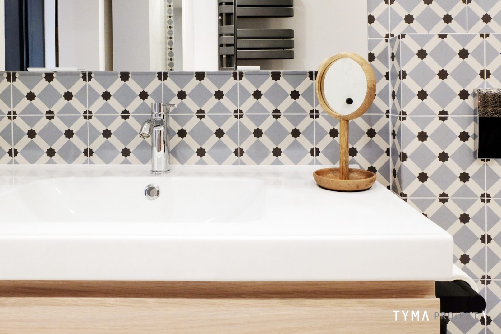 Wzorzysty motyw płytek w łazience.