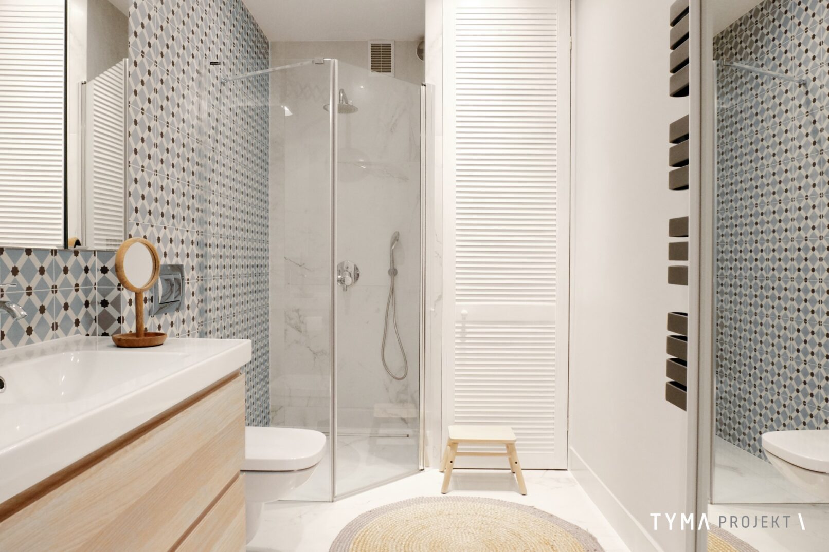 Łazienka. Prysznic we wnęce i wzorzyste płytki.