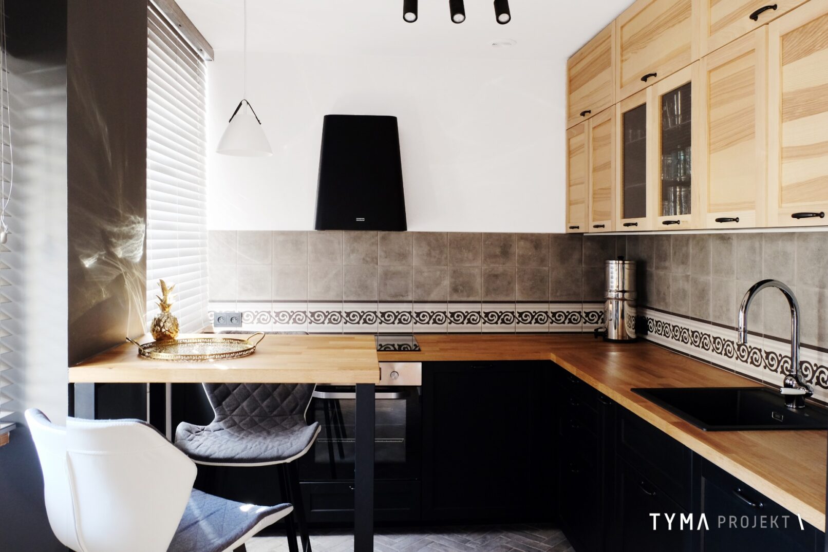 Kuchnia z drewnianymi frontami.