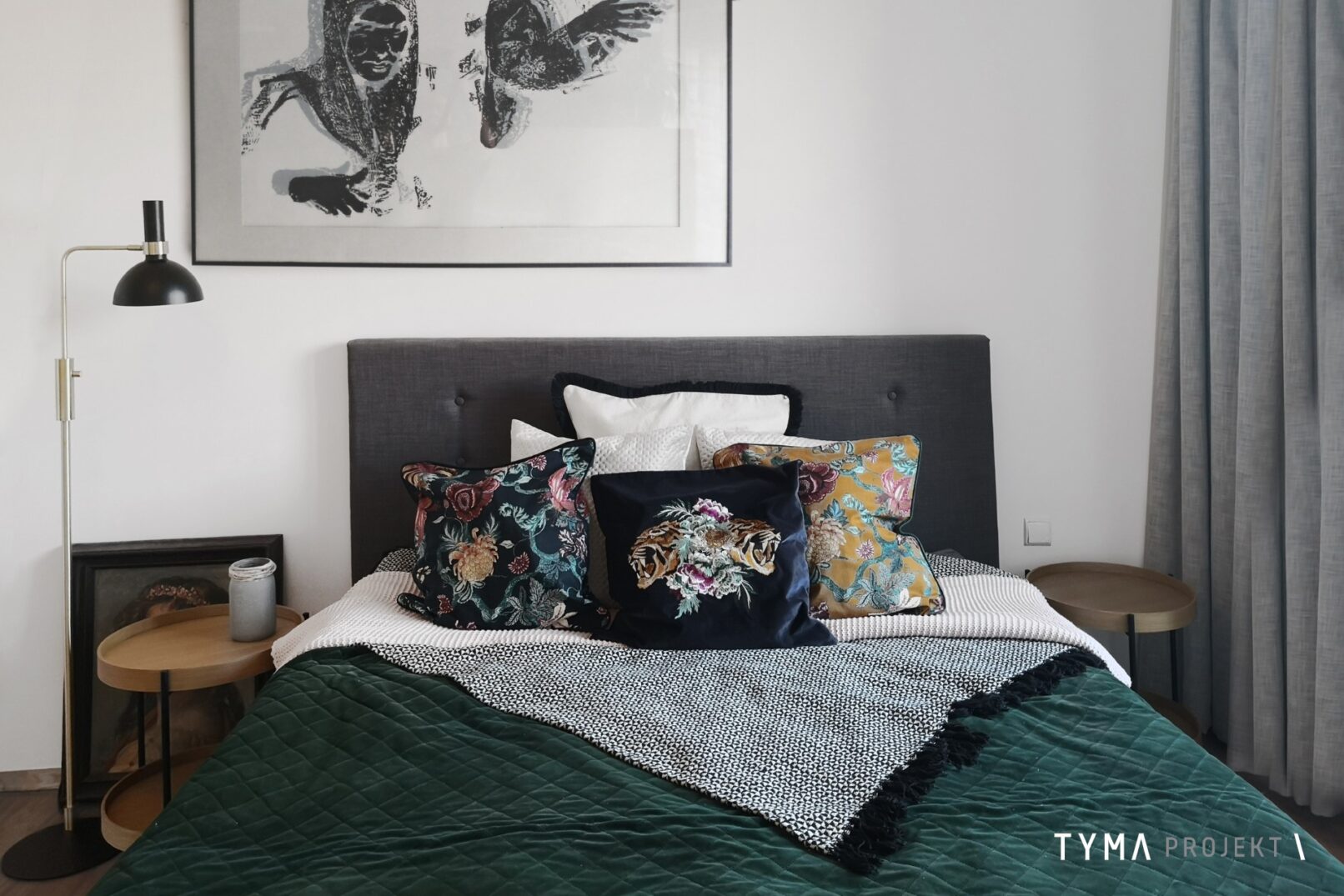 Łóżko posłane żakardowymi poduszkami.