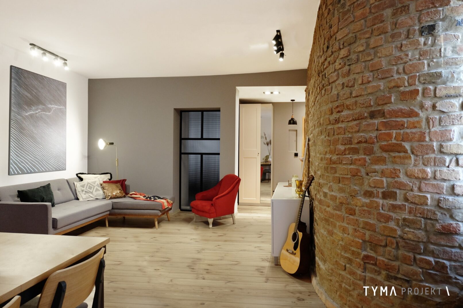 Salon z doświetlającym przeszkleniem.