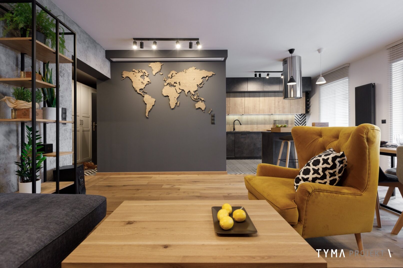 Ściana multimedialna z projektorem.