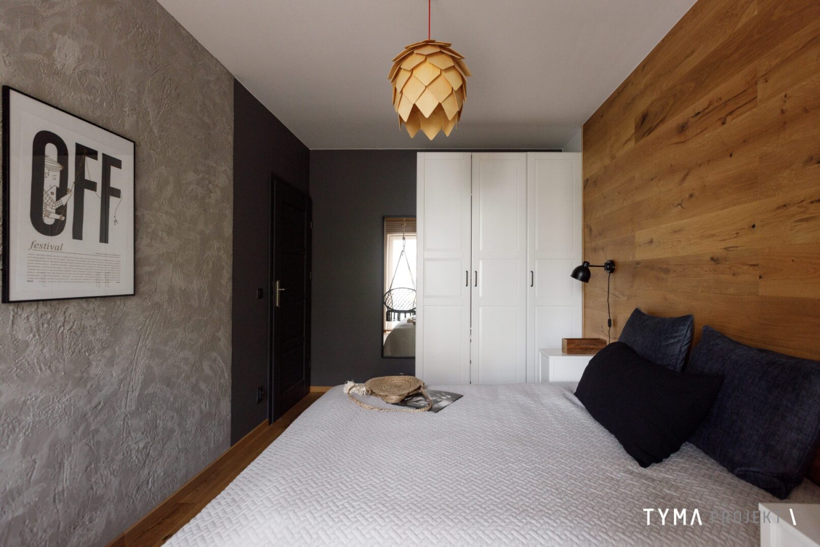 Ściana z tynkiem strukturalnym w sypialni.