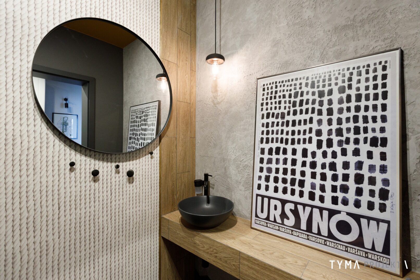 Toaleta w klubowym stylu. Płytki drewnopodobne.