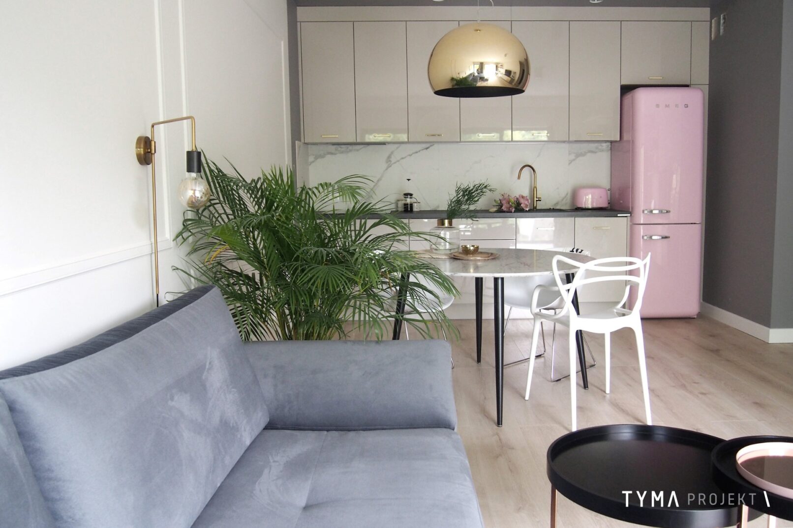 Kuchnia na wymiar WFM, lampa Fly Kartell, klasyczna lodówka Smeg.