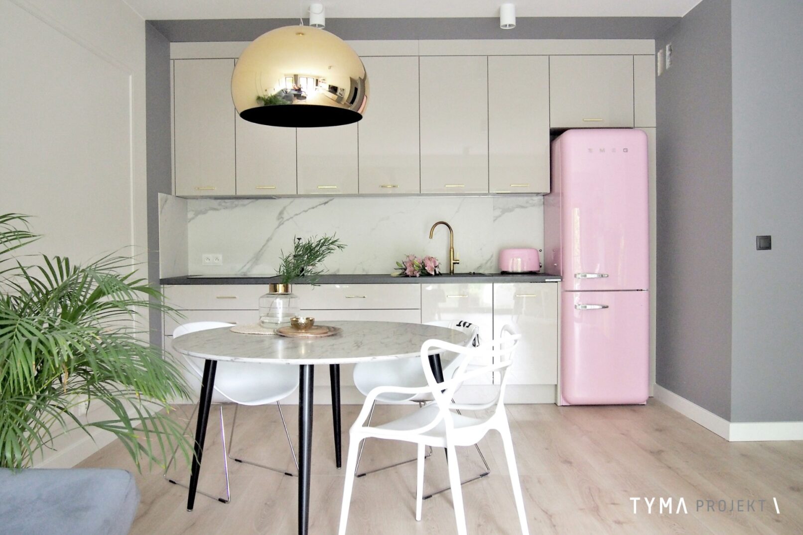 Kuchnia na wymiar WFM, lampa Fly Kartell, klasyczna lodówka Smeg.