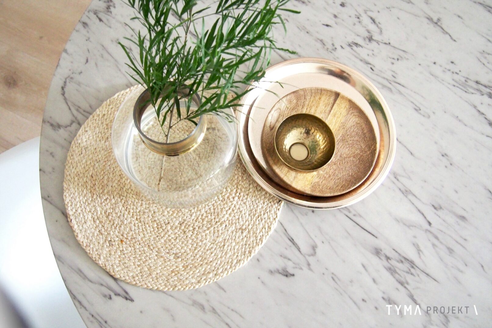 Marmur calacatta i złote dodatki.