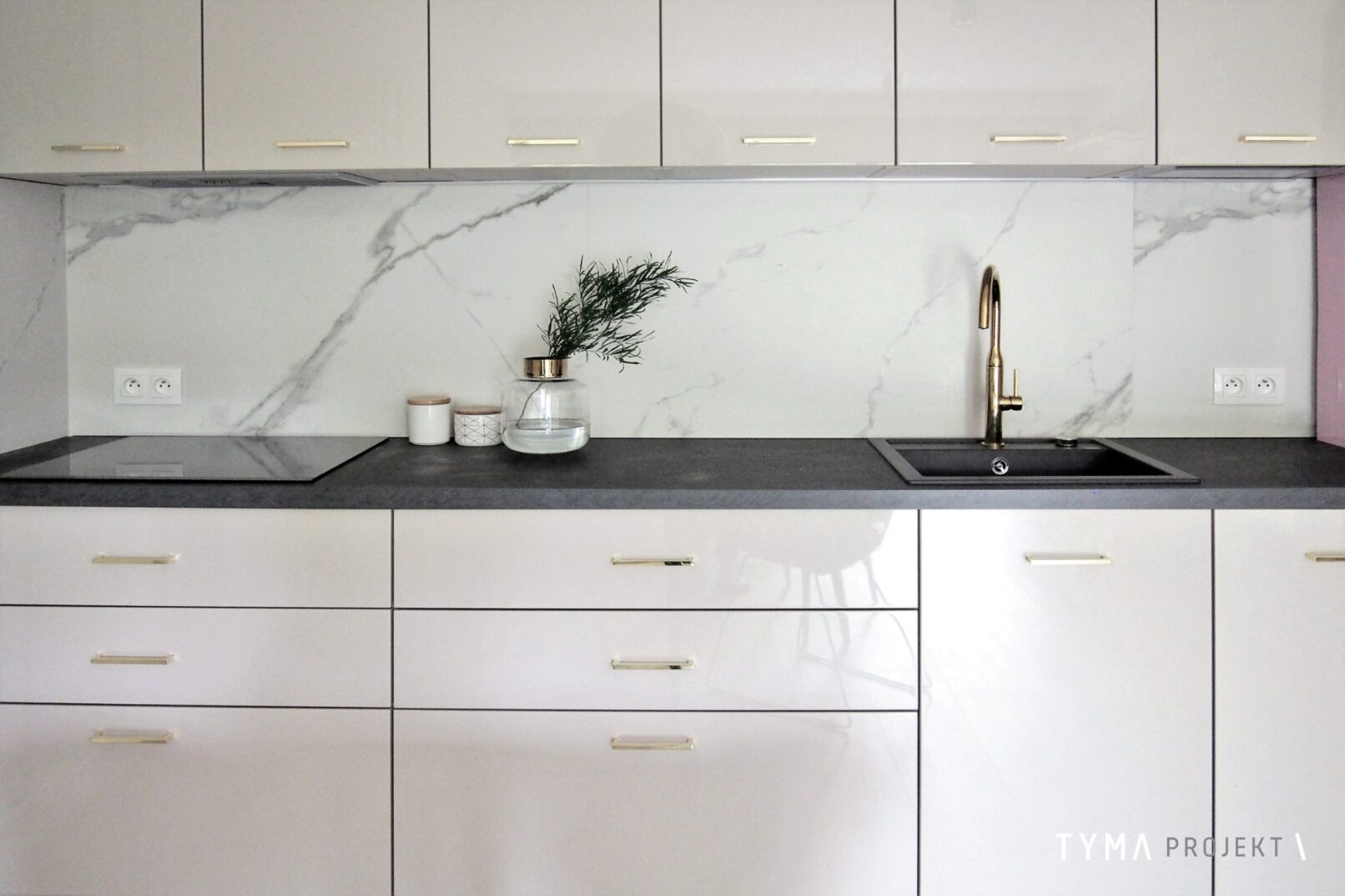 Kuchnia WFM. Lakierowane fronty, marmur calacatta, granitowy blat, złota bateria.