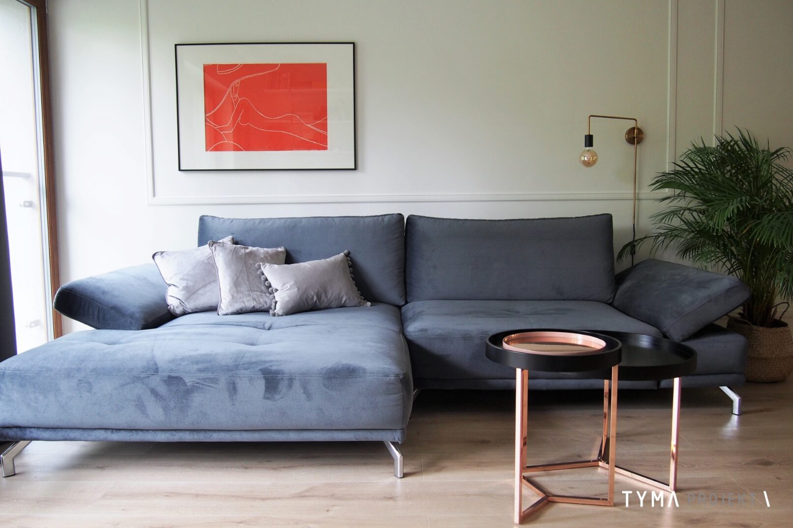 Sofa z Sofa&Friends i grafika Atelier Myszkowski.