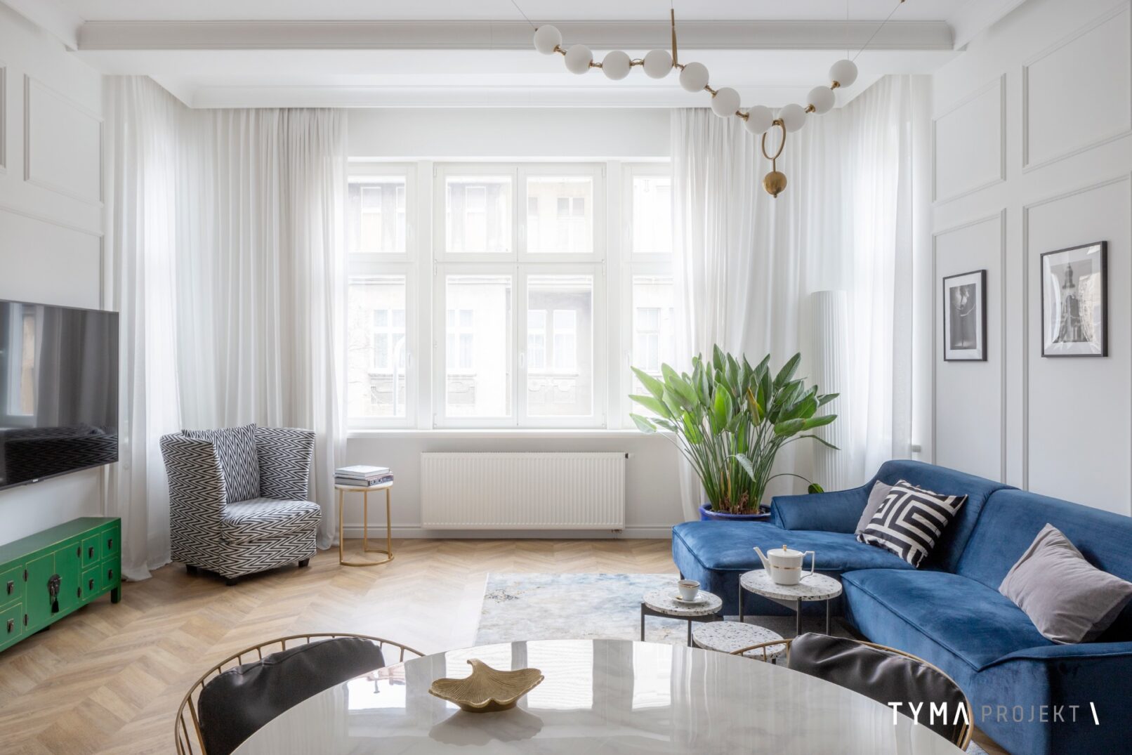 Wysokie kamieniczne okna.