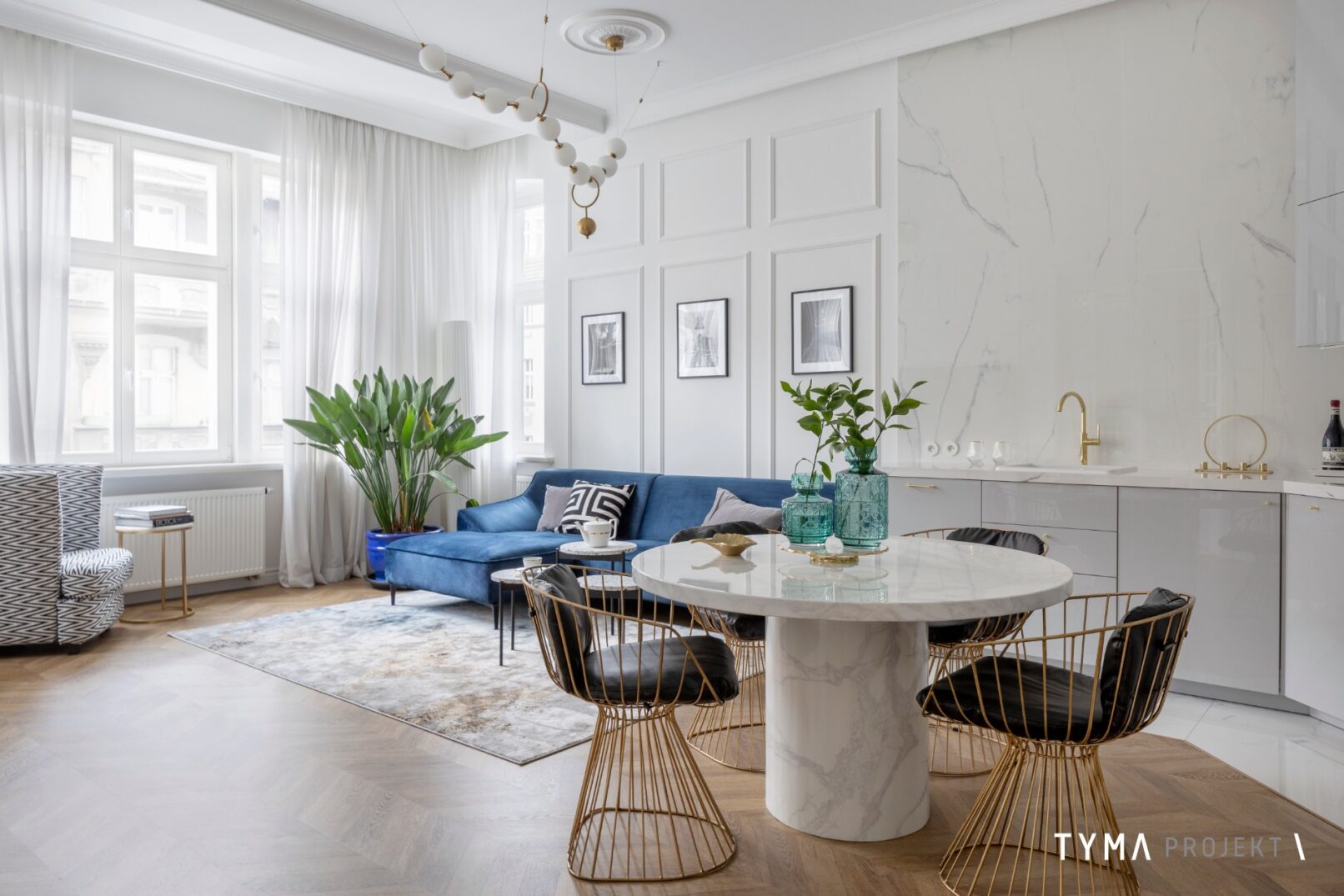 Jadalnia z koszykowymi krzesłami.