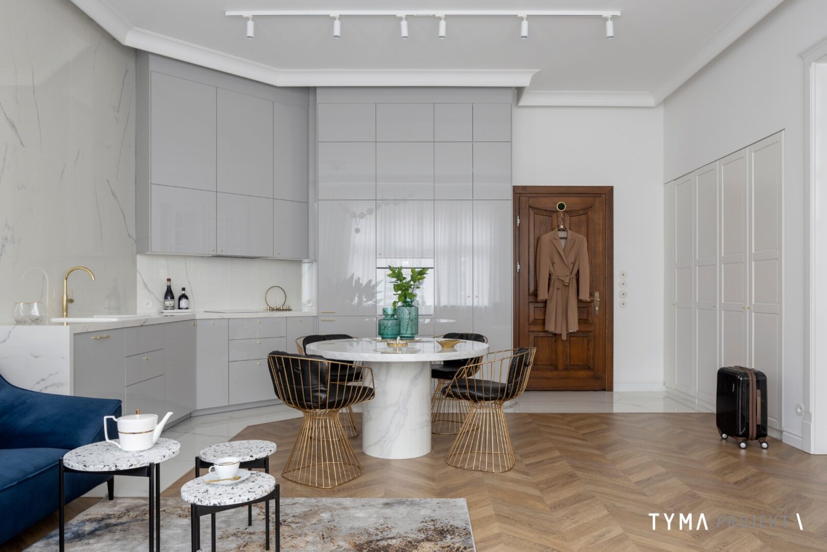 Kuchnia i jadalnia z marmurowym stołem.