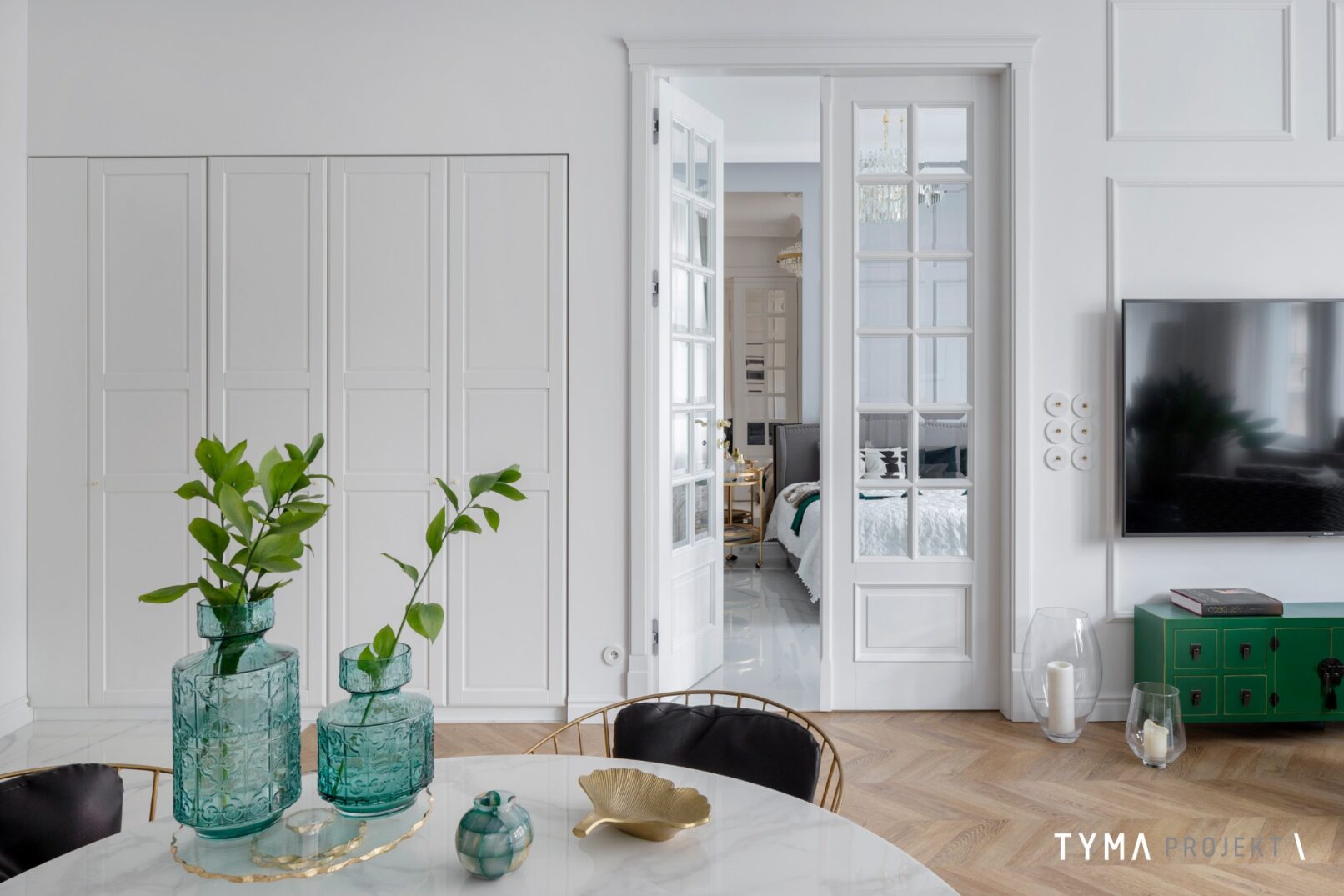 Widok z jadalni na sypialnię prze przeszklone drzwi ETSSO.