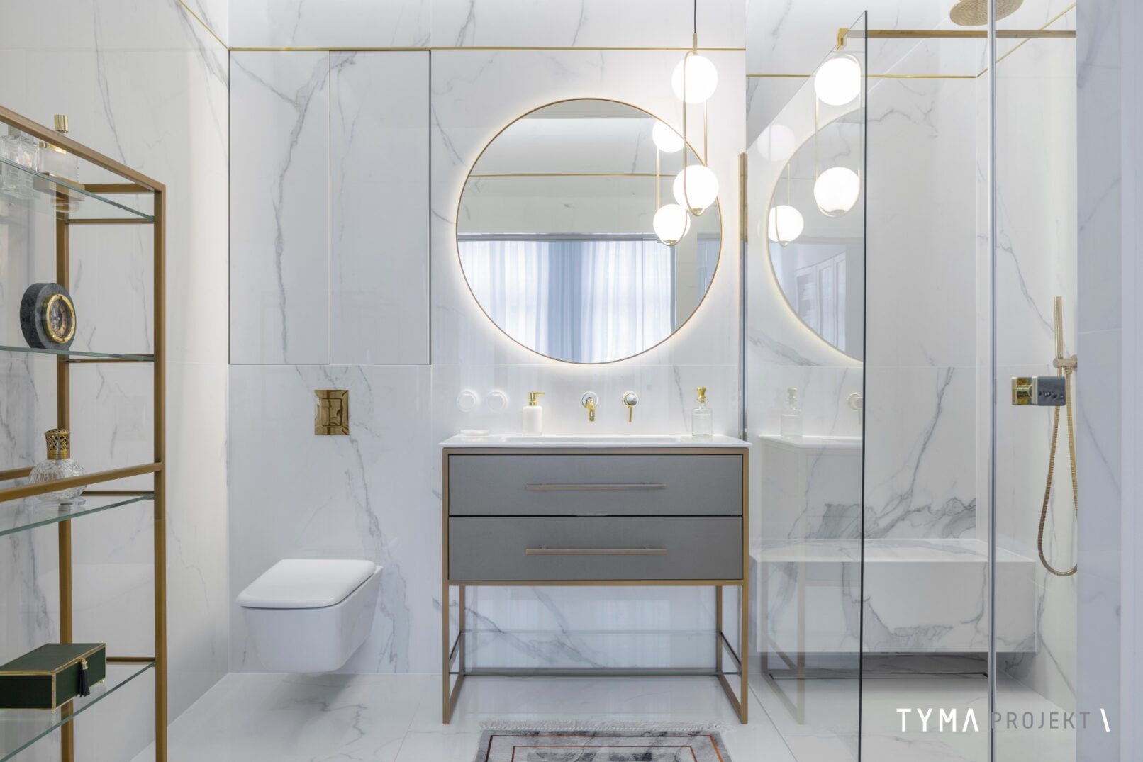 Jasna marmurowa łazienka.
