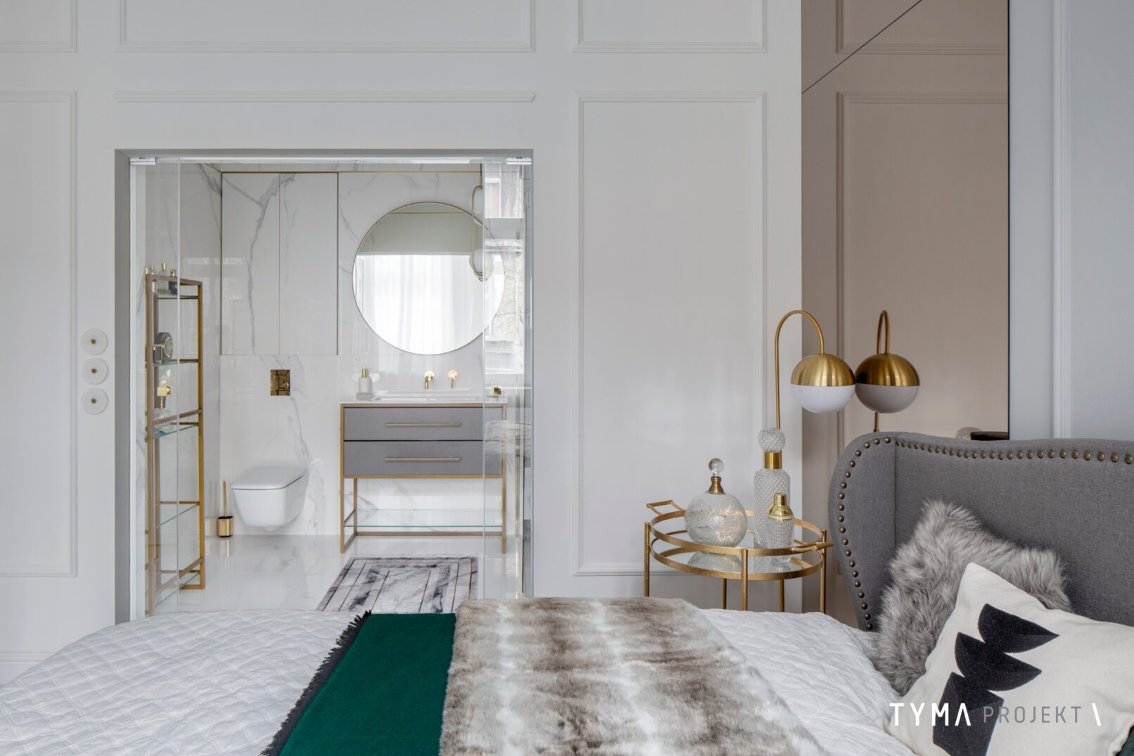 Sypialnia i łazienka z drzwiami przesuwnymi w ścianie.