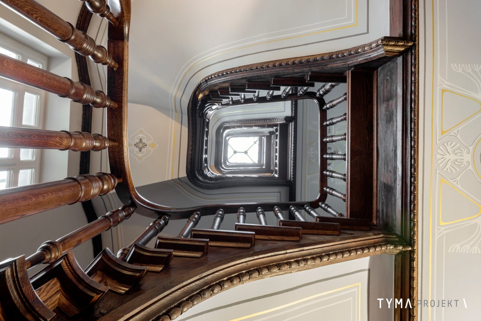 Klatka schodowa w stylu Art Deco.
