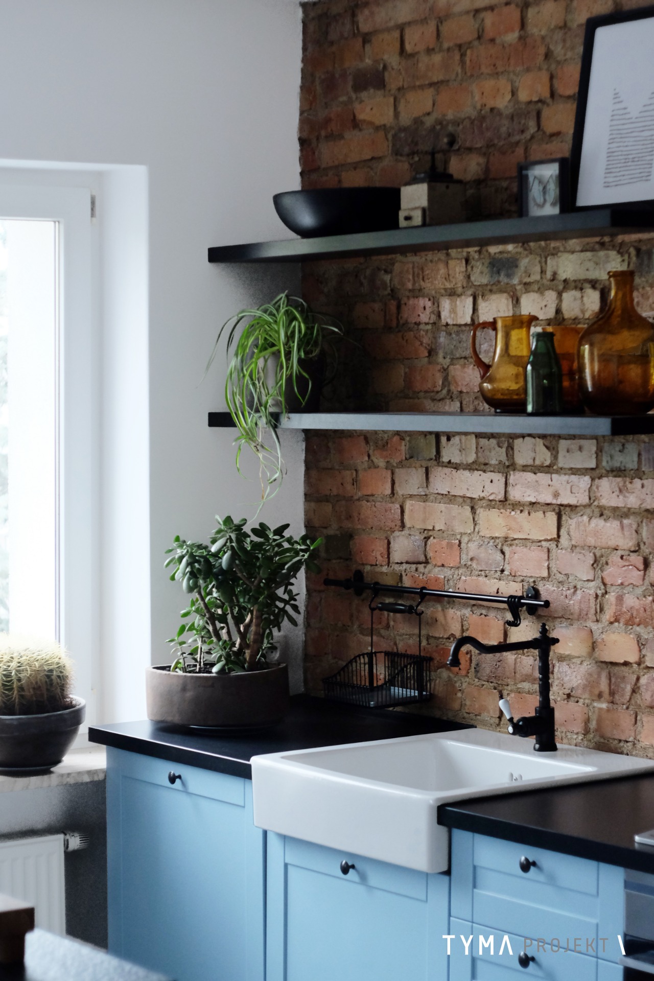 Zabudowa kuchenna. Oryginalna cegła. Duży jednokomorowy zlew ceramiczny.