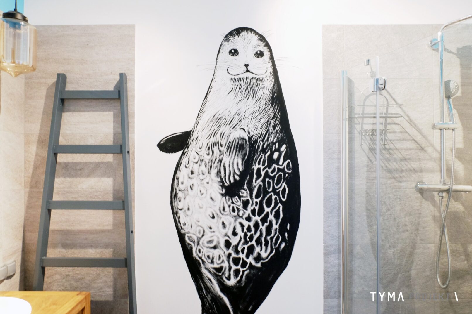 Rezydent łazienki. Foka szara w skali 1:1.