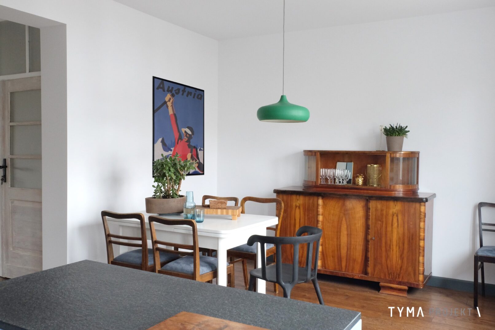 Jadalnia z oryginalnymi meblami z lat 60-tych.