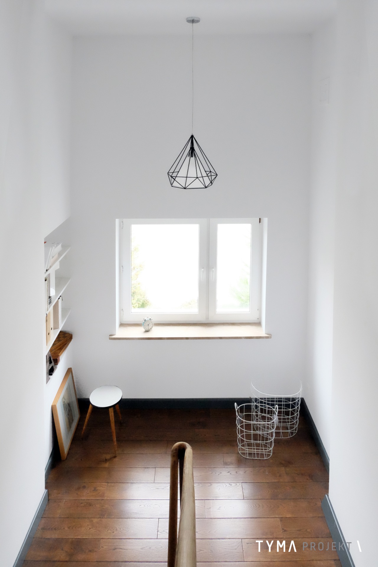 Minimalistyczne półpiętro. Lita dębowa deska podłogowa.