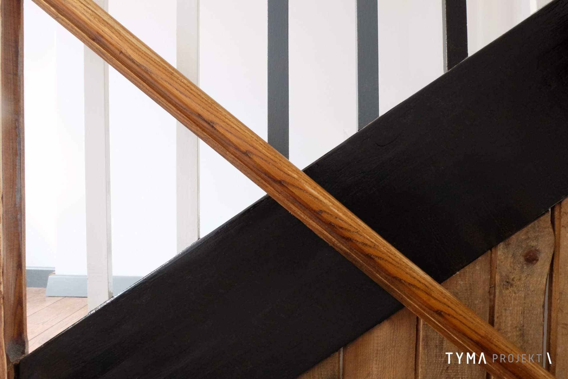 Poręcz z odzysku. Surowe drewno.