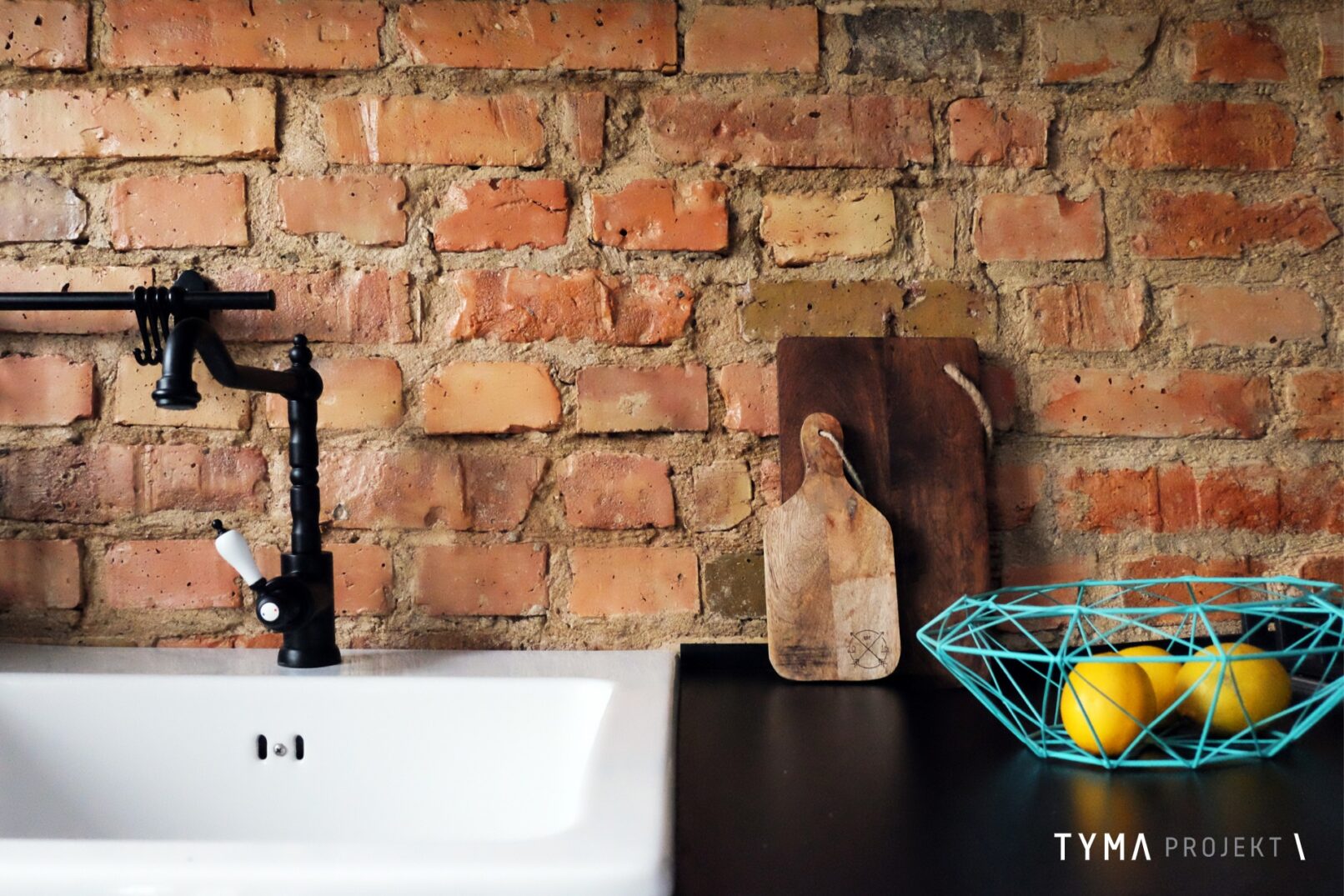 Oryginalny mur z lat 60-tych.