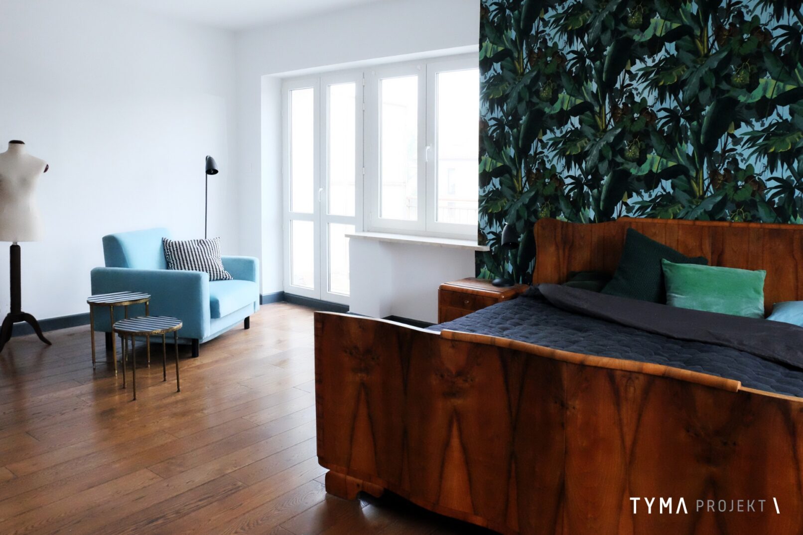 Sypialnia. Efektowna tapeta z motywami florystycznymi i efektowne vintage'owe łóżko.