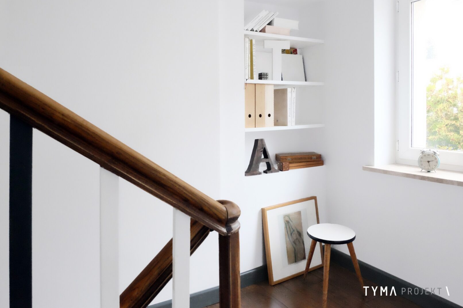 Wnęka z wbudowanym regałem.