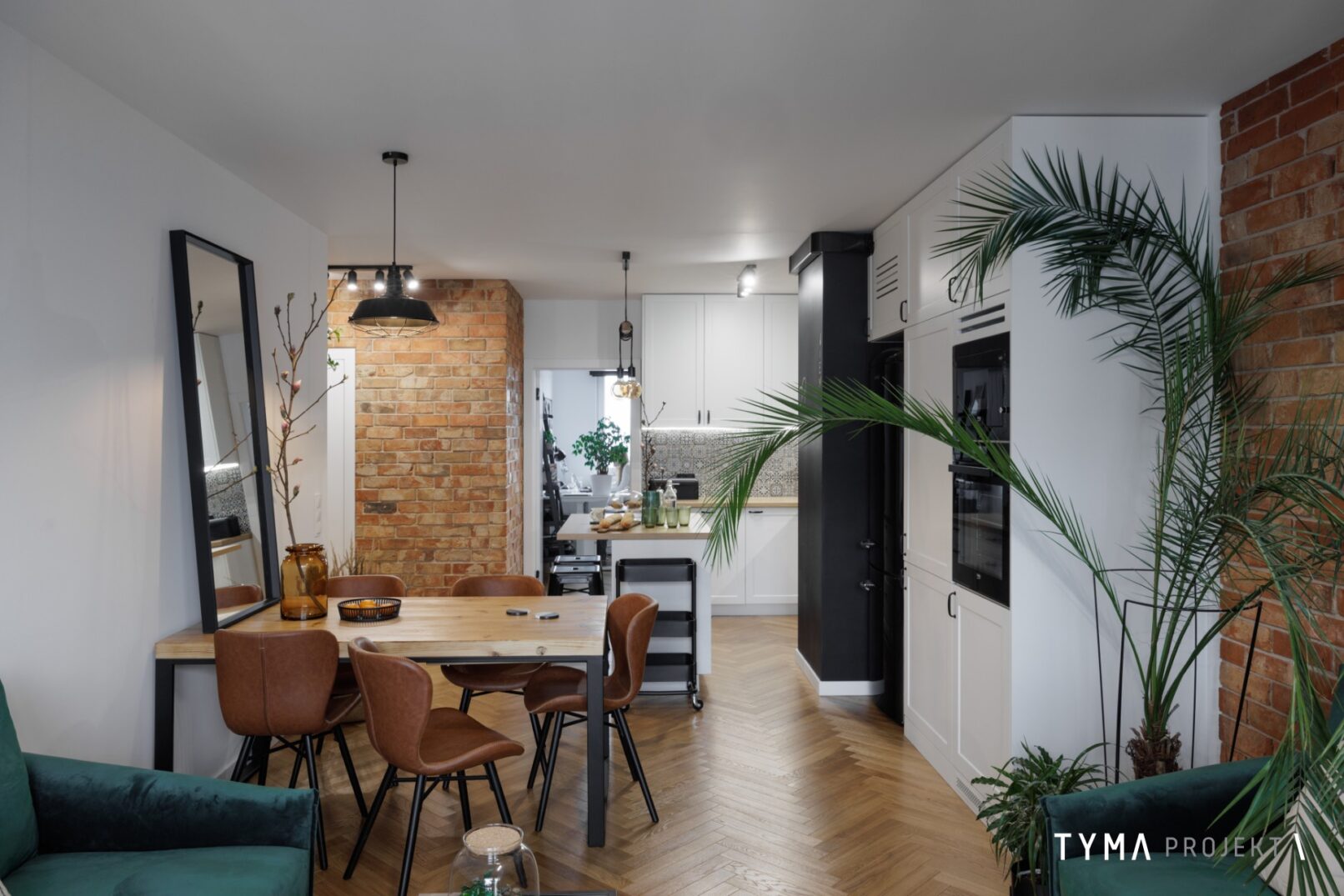 Kuchnia i jadalnia pod palmami.