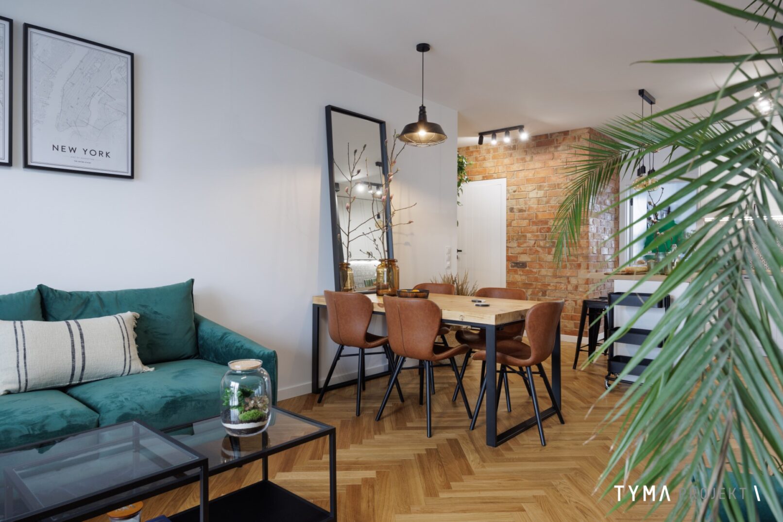 Witamy w jadalni: stół Z Grubej Dechy i krzesła SF Meble.