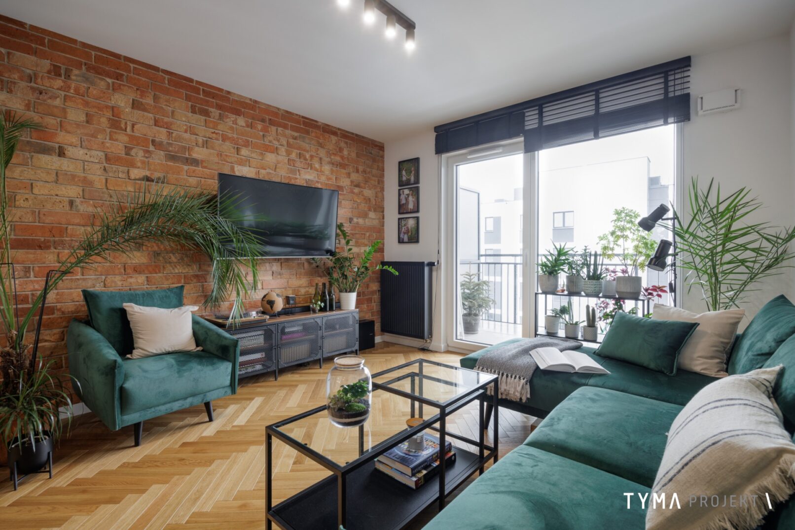 Na parkiecie jodełka Dąbex, na ścianie stara cegła.