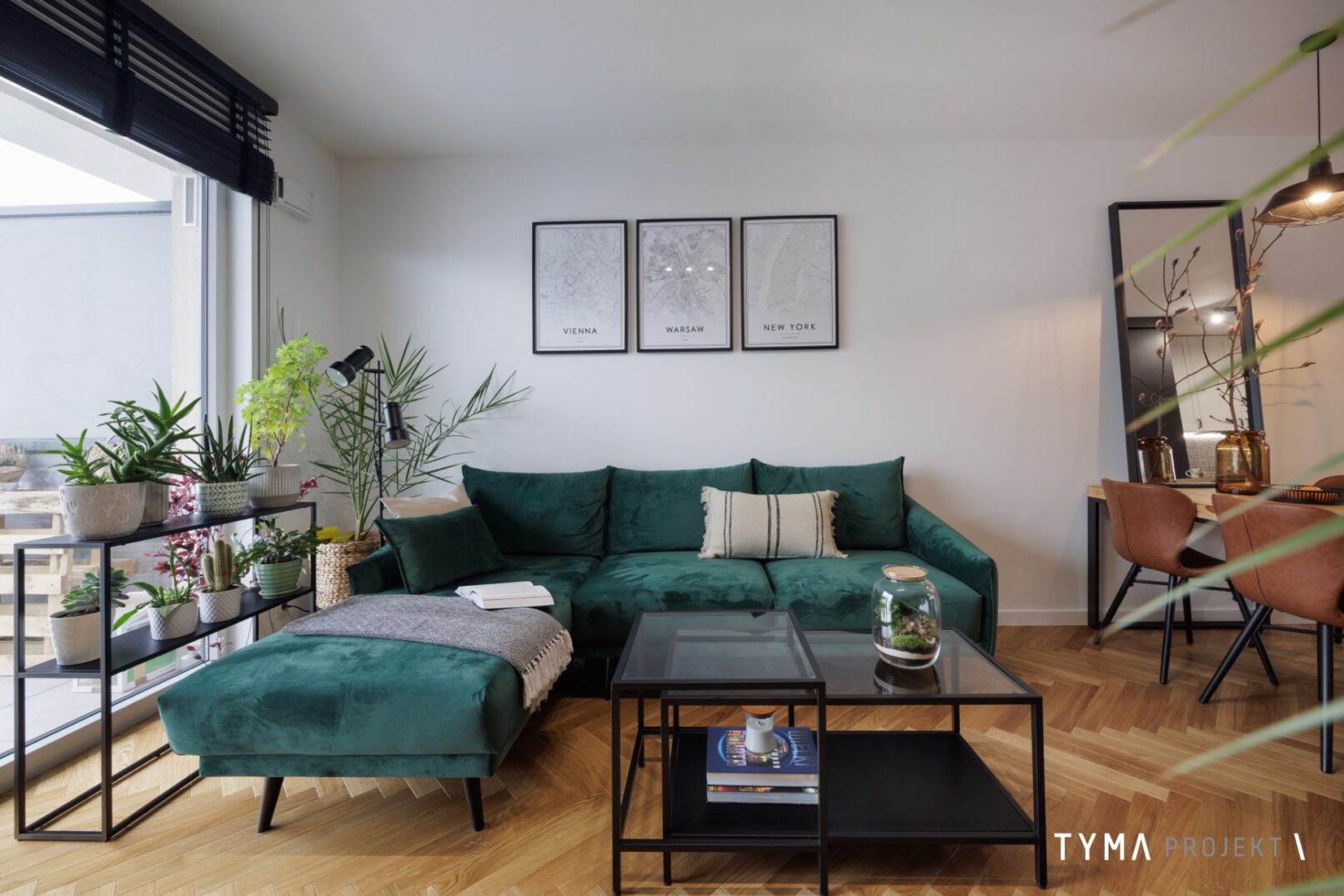 Strefa relaksu w salonie: Sofa z VOX oraz konsola i stolik z SF Meble.